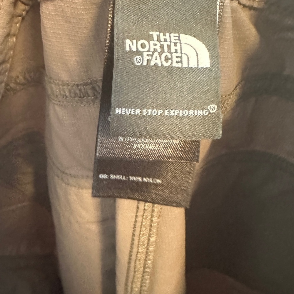 North Face adjustable hiking pant. Like new condition but missing button. - Picture 10 of 10